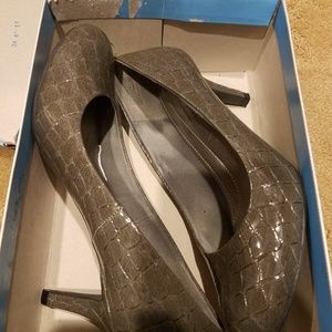 Predictions comfort plus womens Karmen pumps